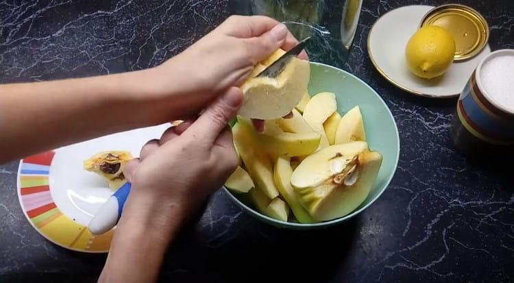 Cut the fruit into slices.