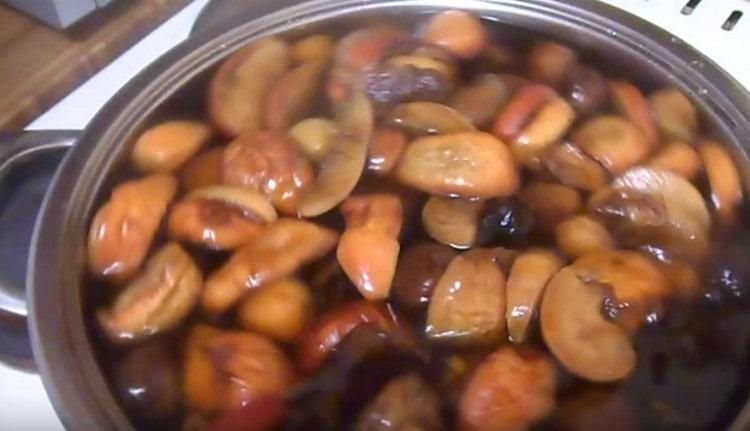 After a few minutes, turn off our dried fruit compote.