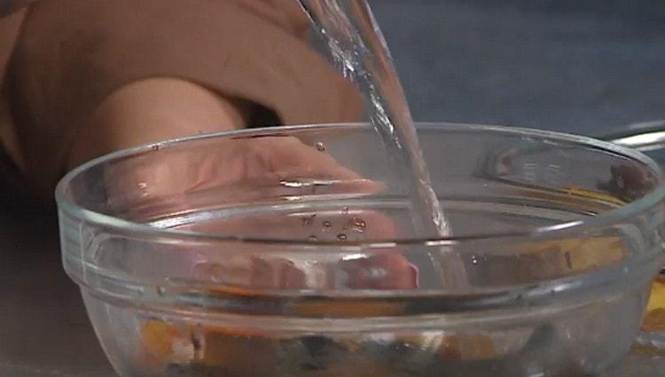 Rinse the prunes well.