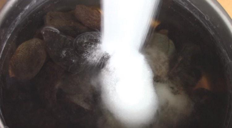 When the water begins to boil, we lay in it dried fruits and add sugar.