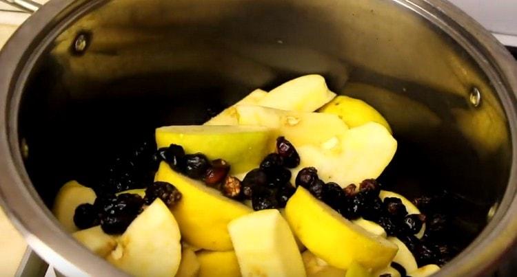 In the pan we spread the quince chopped into pieces, we fill the rosehip.