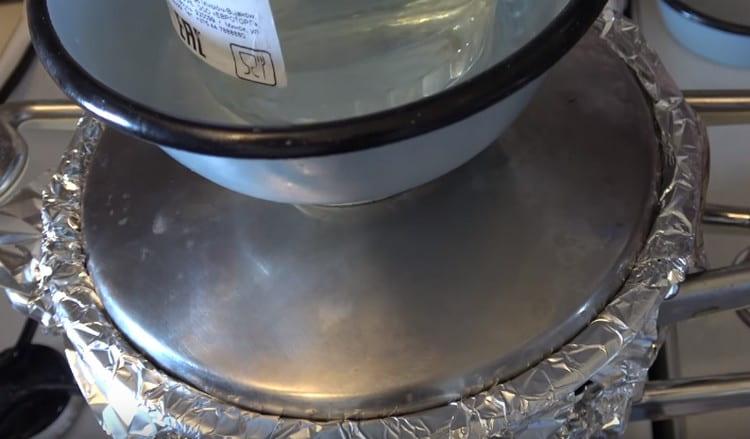 We put oppression on top, set the pan on the stove and turn on the fire for half an hour.