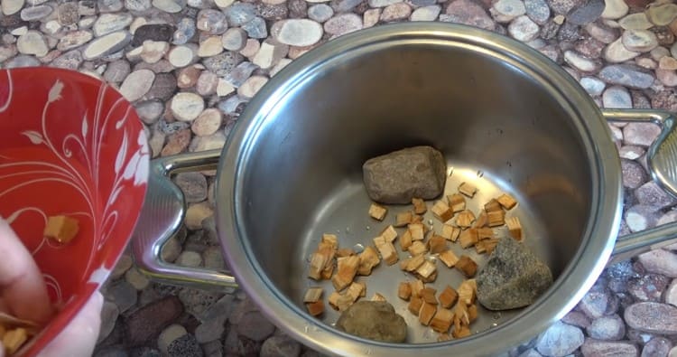 We spread swollen wood chips in a pan.