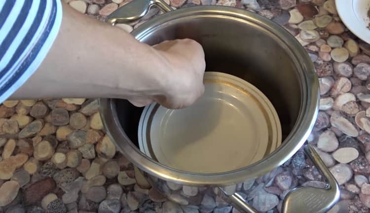 On the stones we install a plate on which the fat will drain.