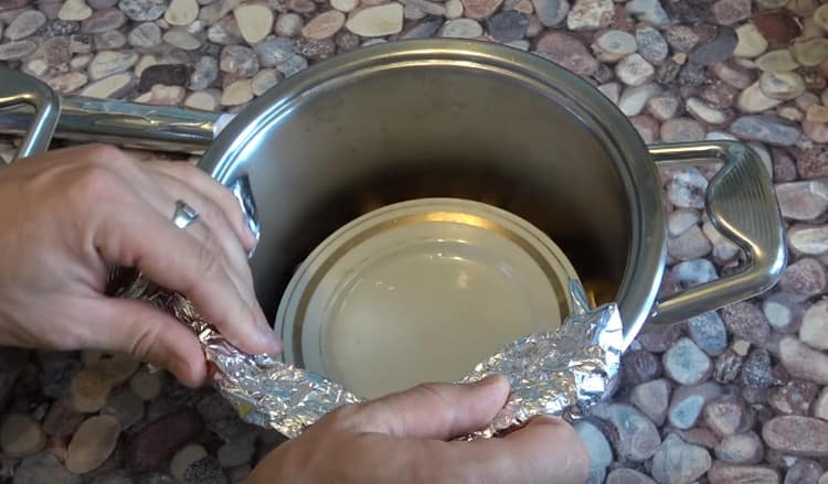 We seal the edges of the pan with foil.