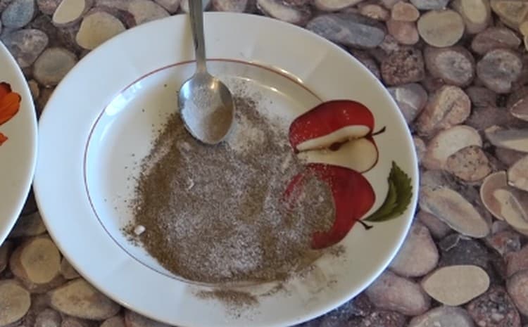 Mix salt and pepper.