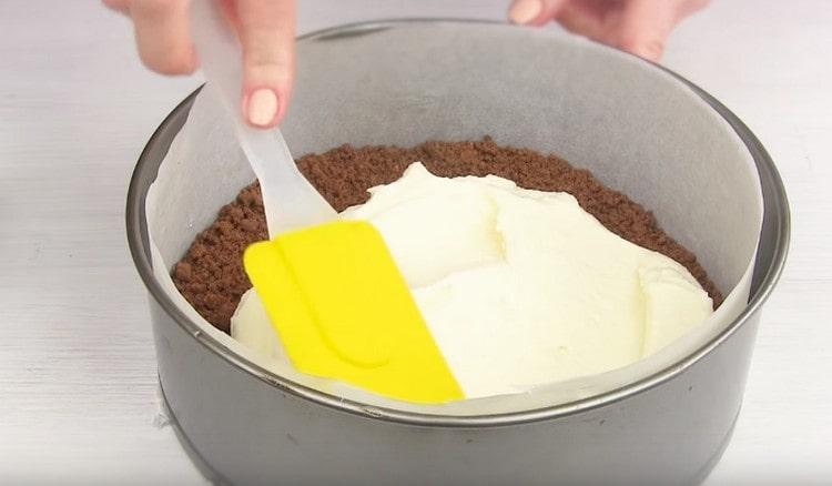 We spread half the curd mass, level it with a spatula.