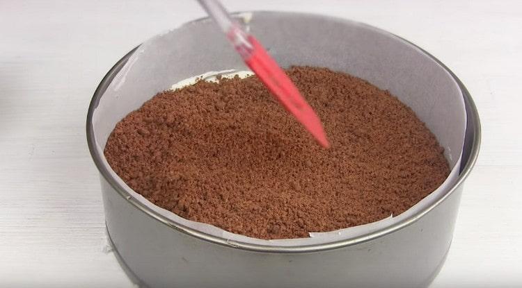 We cover the curd mass with the second part of the crumbs.