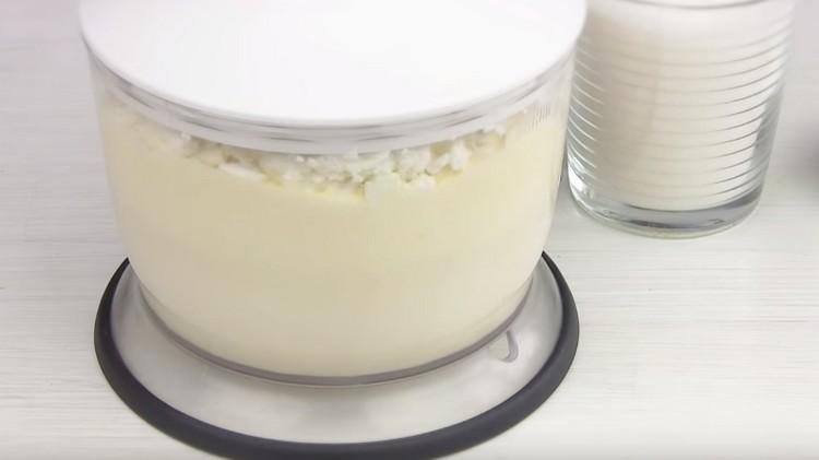 We interrupt the cottage cheese with eggs to a creamy state.