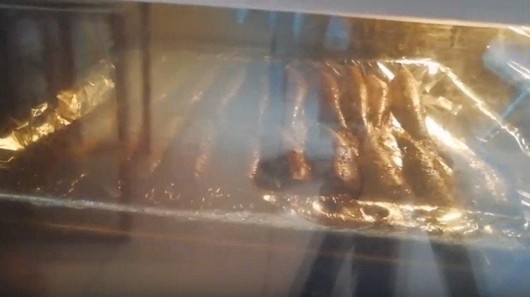 5 minutes before readiness, remove the foil so that the fish is browned.