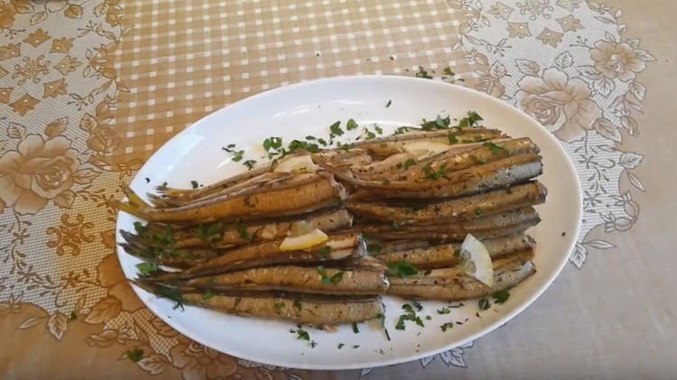 Smelt in the oven, prepared according to this recipe, turns out to be juicy and tasty.