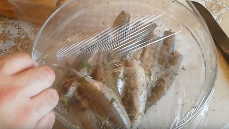 Tighten the fish with a film and leave to marinate.