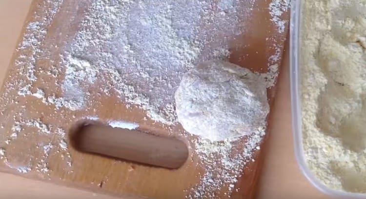 With wetted hands, we form cutlets and roll them in breading.