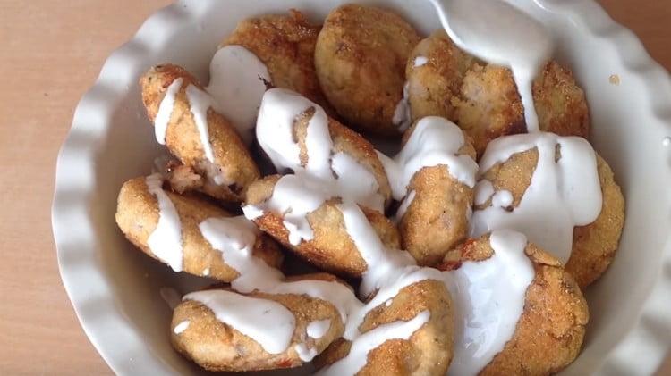 Sauce the cutlets in the form.