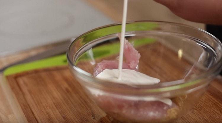 Add the onion and fat cream to the minced meat.