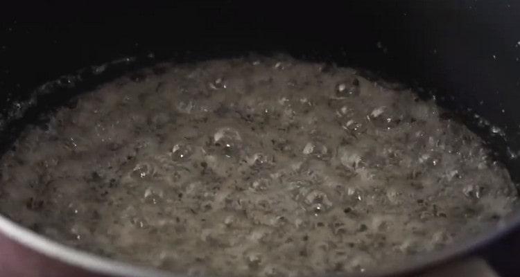 Cook the caramel until a characteristic brown hue is obtained.