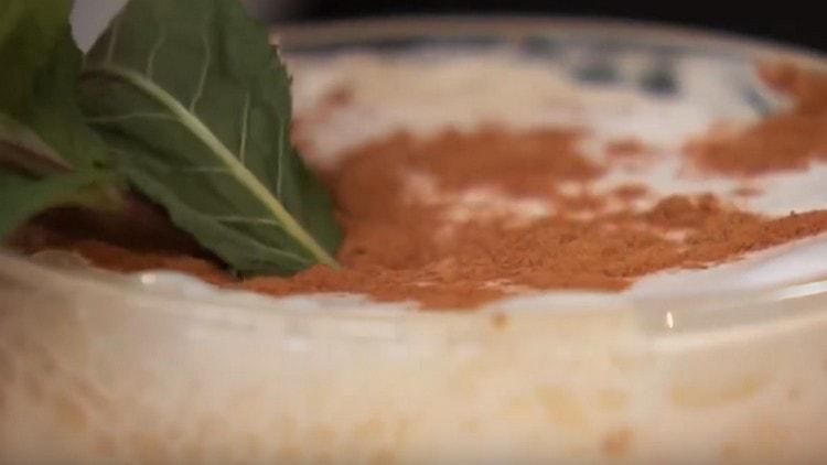 To decorate, sprinkle the drink with cinnamon, add a sprig of mint.