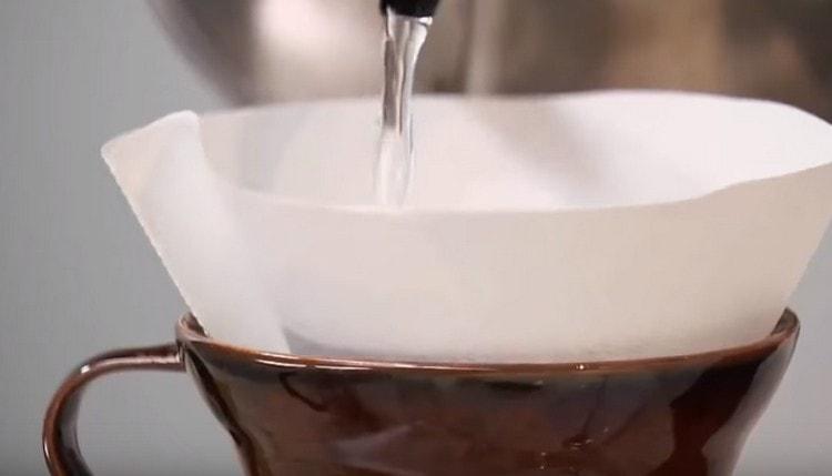 First, the funnel should be moistened with boiling water.