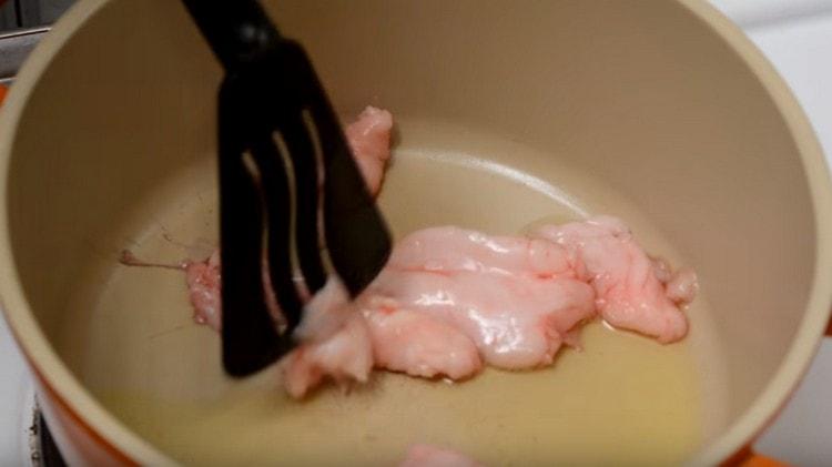 In the stewpan we drown the fat remaining from the rabbit.