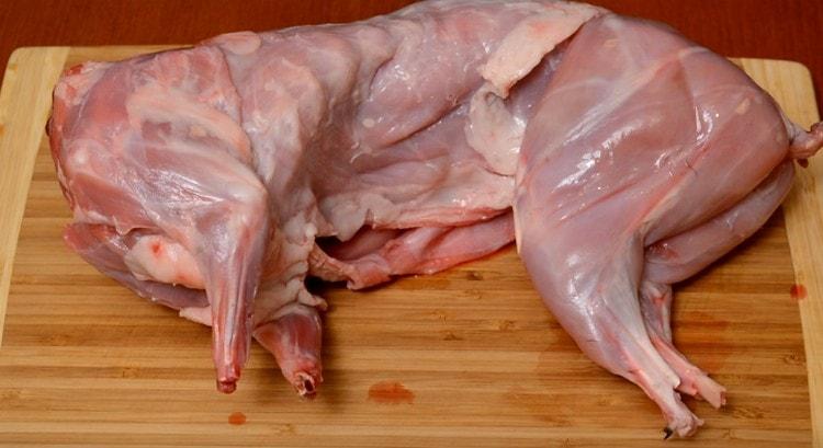 We wash the rabbit, you can lubricate it in advance with salt and pepper.