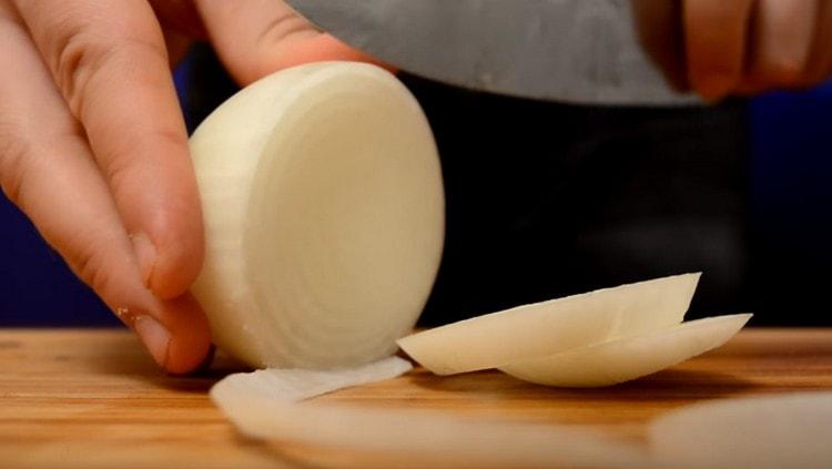Cut the onion into rings.