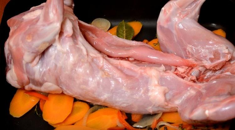 We put prepared vegetables on a baking sheet, and lay a rabbit on them.