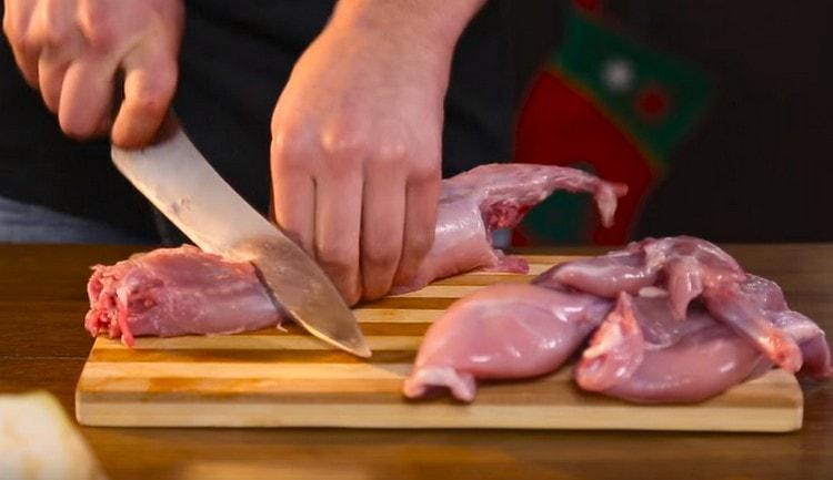 We divide the rabbit into portions.
