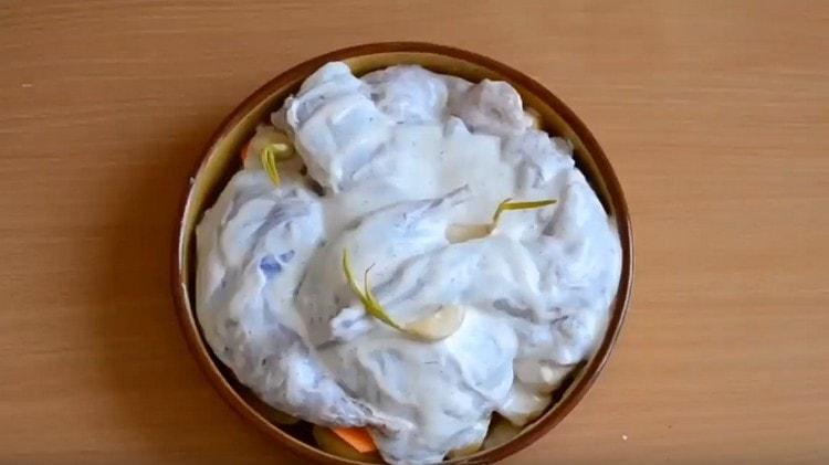 Between the pieces of meat we distribute the cloves of garlic.