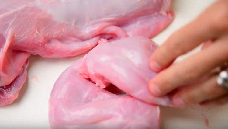 We cut the rabbit in portions.