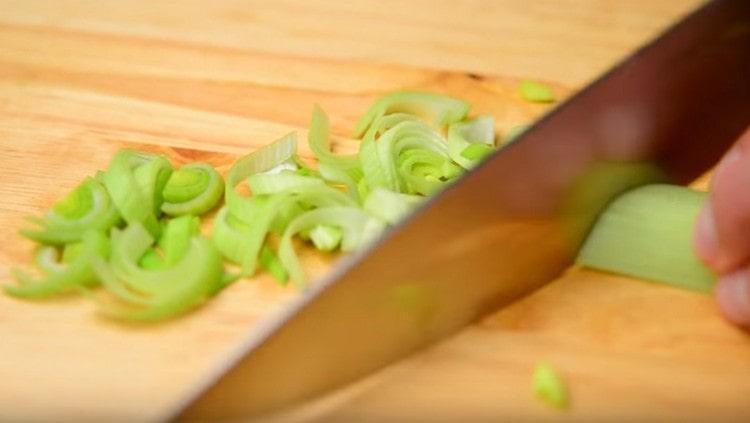Cut leek.