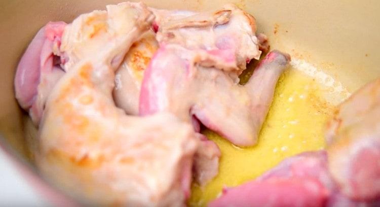 We spread it in the rabbit stewpan and fry the meat on both sides until golden brown.