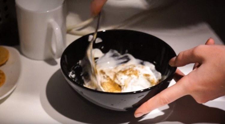 Mix sour cream, mustard, black pepper and salt in a bowl.