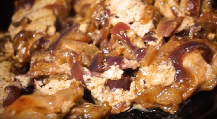 The rabbit in sour cream in a slow cooker is ready.