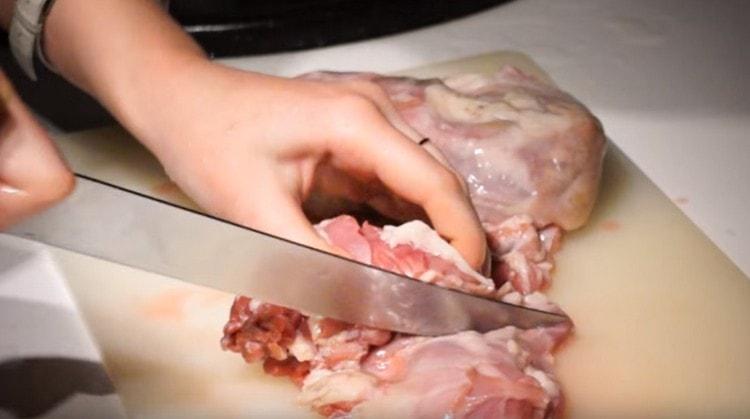 Cut the rabbit into batch pieces.