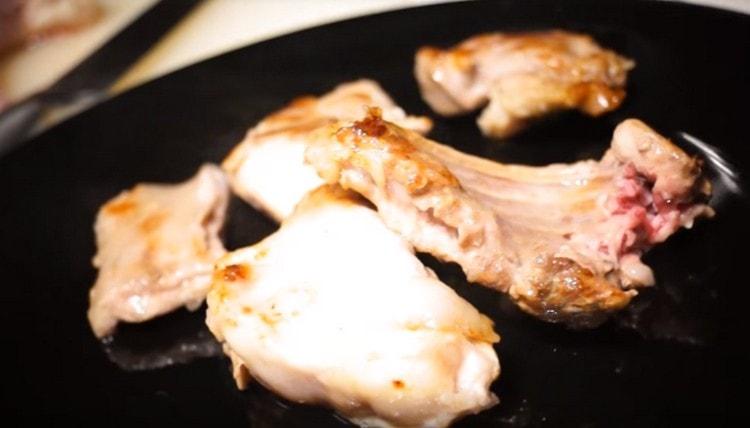 Fry the rabbit, and then take out the pieces.