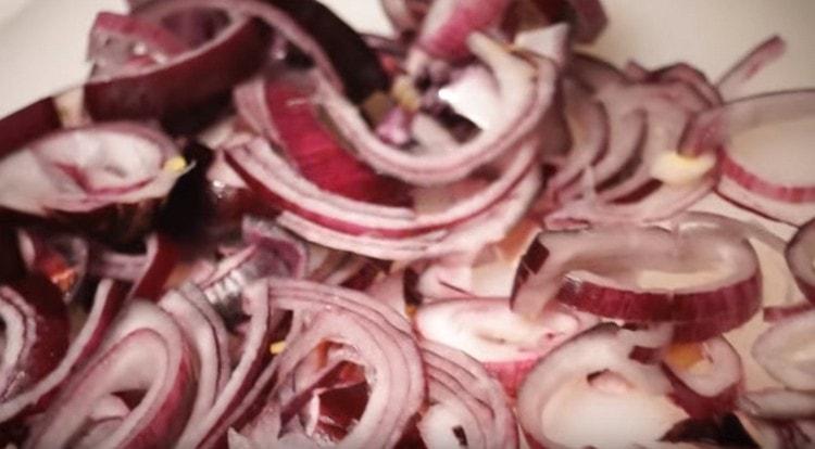 Cut the onion into rings.