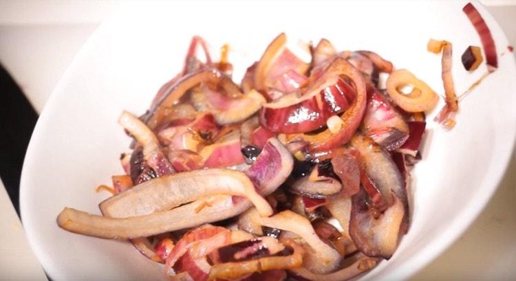 Remove the fried onions from the multicooker for a while.