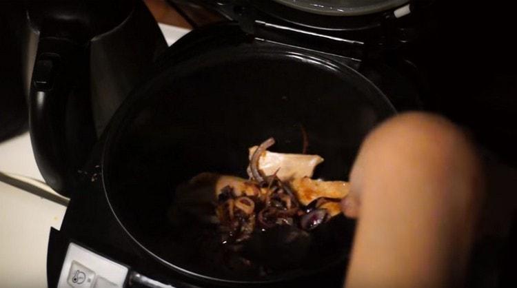 We return the rabbit to the bowl of the device, and then add the fried onions.