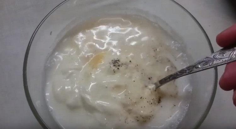 Cooking sour cream sauce for the dish.