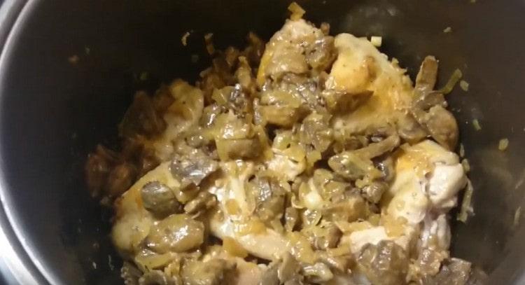 We return the meat to the slow cooker.