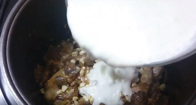 Add the garlic, pour the sauce.