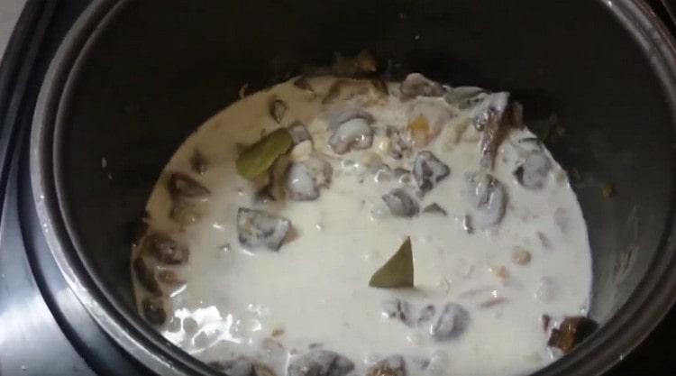 Add bay leaf and close the multicooker lid.