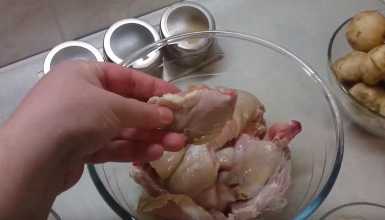 We cut the rabbit into pieces, remove unnecessary fat. films.