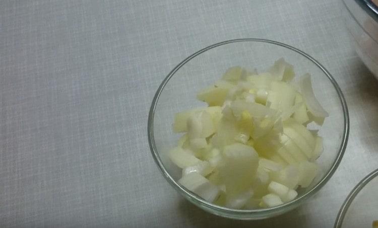 Finely chop the onion.