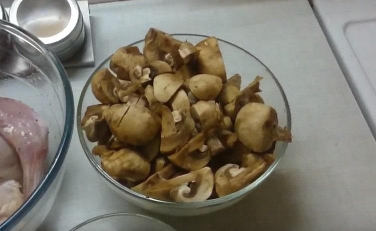 We cut mushrooms into arbitrary pieces.