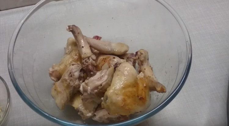 For the time being, we shift the rabbit from the multicooker simply onto a plate.