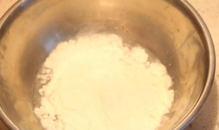 Sift the flour to the eggs.