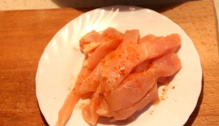 Sprinkle the meat with spices and mix.