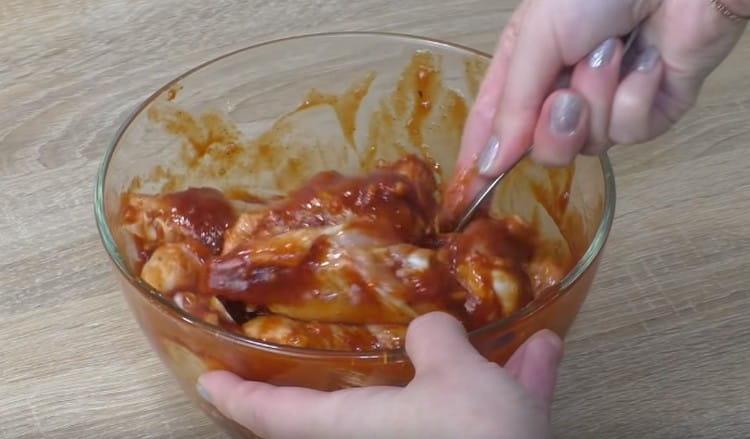 Spread the wings in the marinade, mix.
