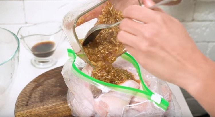 Fold the chicken wings in a zip bag or bowl and pour the marinade.